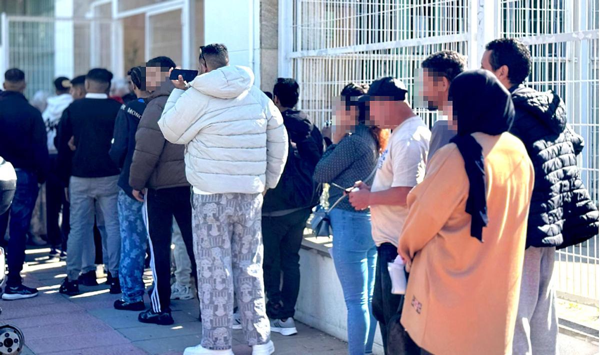 Marroquíes guardan cola en las inmediaciones del Consulado de Marruecos en Sevilla.