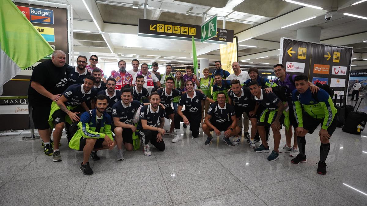 El Mallorca Palma Futsal fue recibido este domingo en Son Sant Joan por un grupo de aficionados.