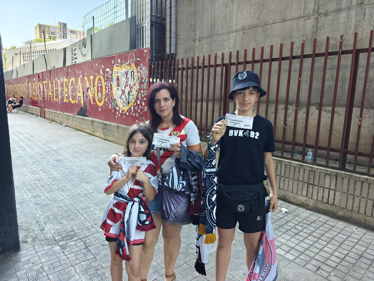 Cristina y sus hijos, tras conseguir las entradas para ver el partido en el Estadio de Vallecas.
