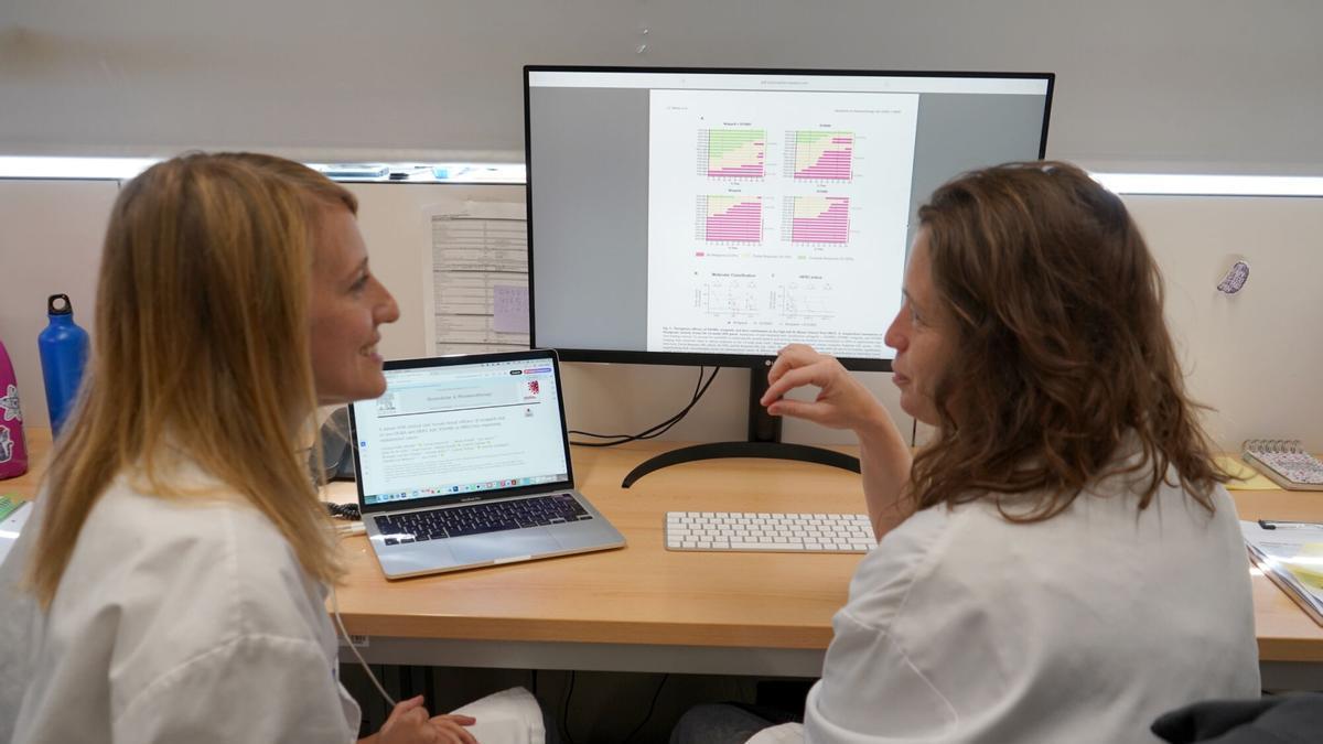 Les doctores Valeria Tubita i Eva Colàs revisant els resultats de l'estudi