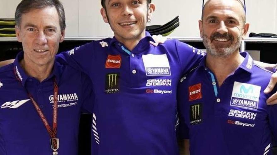 Valentino Rossi y Lin Jarvis firmaron la renovación del italiano.