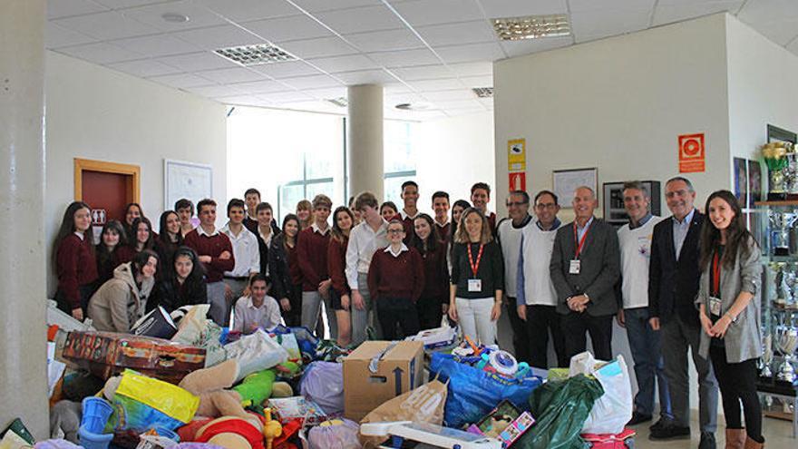 Rotary Club recibe juguetes para Cáritas en el colegio Ágora Portals