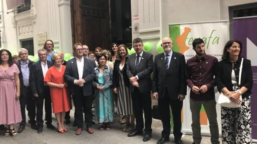 Los residentes de Fevafa y de las Corts, con los premiados por las familias.