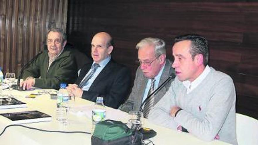 Por la izquierda, Guillermo Fernández, Alberto Vilela, L. Jesús Llaneza y Rómulo García.