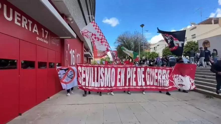 Sevillistas se manifiestan contra la gesti車n de la actual directiva del equipo