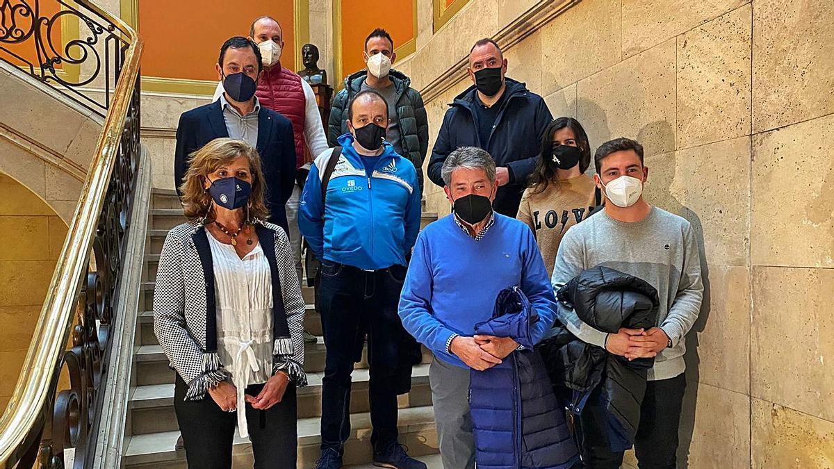 Por la izquierda, en primera fila, Conchita Méndez, José Ramón Fernández y Pablo Arenas; en la segunda, José Moro, Nicolás García y Adriana Pérez; en la tercera, Alfredo García, Juan Francisco Pérez y Héctor Galán, ayer, antes de la presentación de la campaña “Actívate” en el Ayuntamiento. | LNE