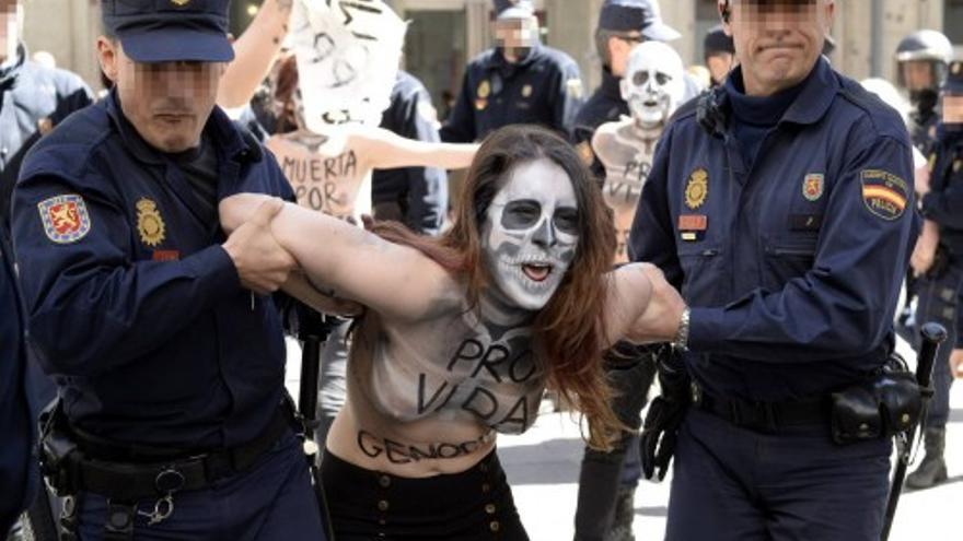 Las Femen irrumpen en la marcha contra el aborto