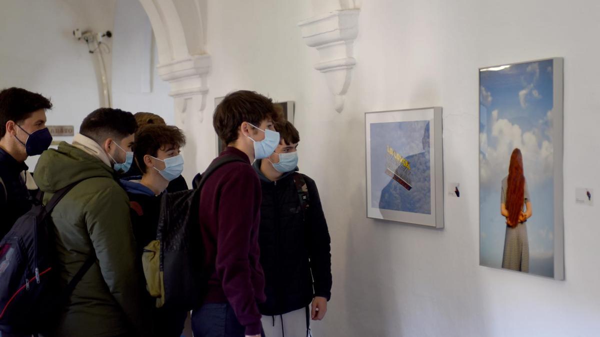 Alumnos visitan la exposición de fotografía &#039;Contemporarte 2021&#039; en Galerías Salazar de Filosofía y Letras