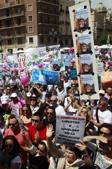 Cientos de alicantinos, en la protesta contra Marzà en Valencia