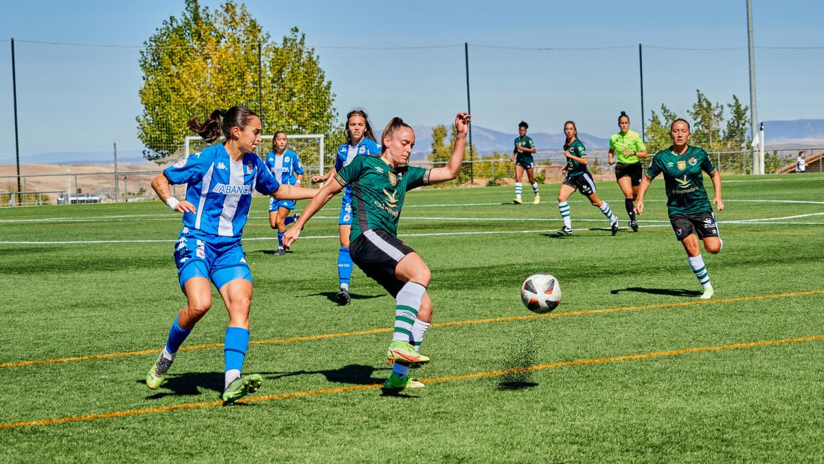 Nerea, del Cacereño Femenino, se prepara para controlar el balón en el partido ante el Deportivo Abanca.