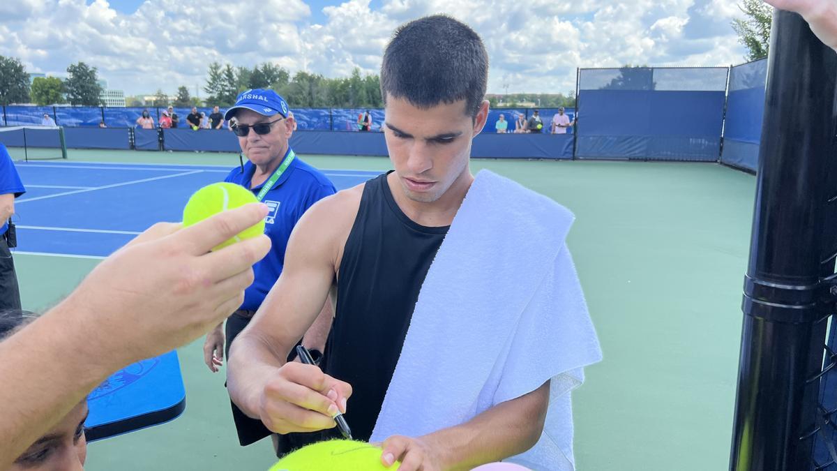 Carlos Alcaraz firma autógrafos tras un entrenamiento en Cincinnati