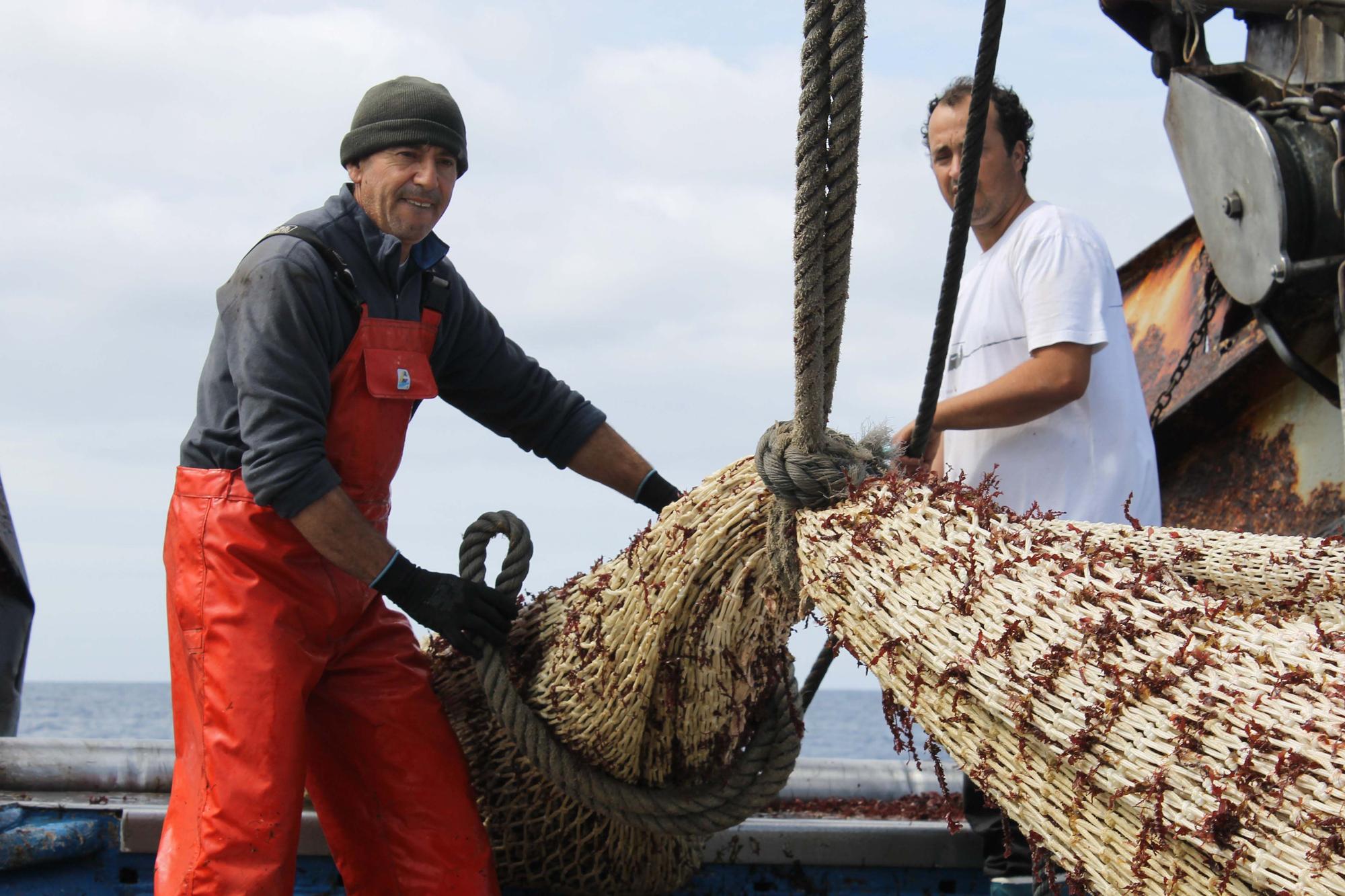 A bordo del ‘Charpat Segundo’, uno de los arrastreros convocados a la huelga contra la «criminalización» de la pesca y las medidas de la UE
