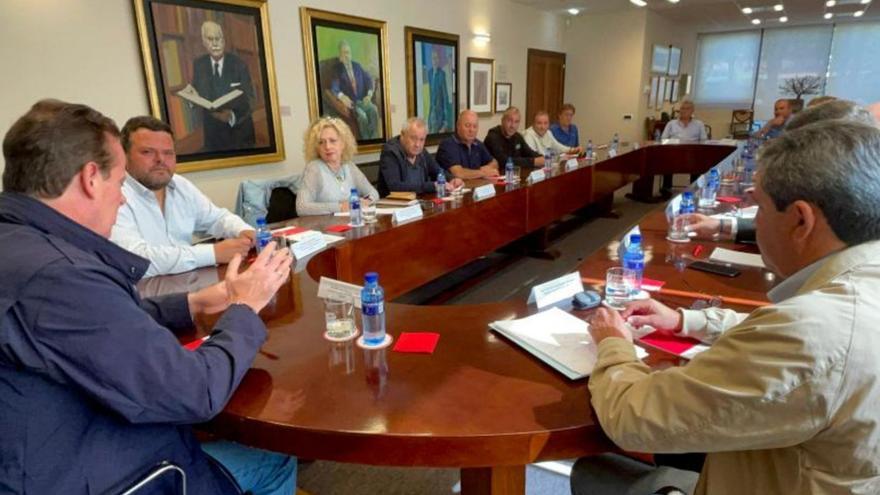 &quot;Estamos de su lado&quot;, dice el Consejero a la flota pesquera, inquieta por los eólicos marinos