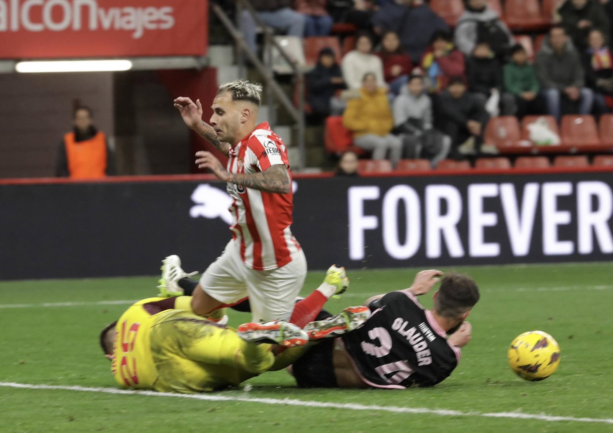 EN IMÁGENES: Partido y ambiente del Sporting-Albacete en El Molinón