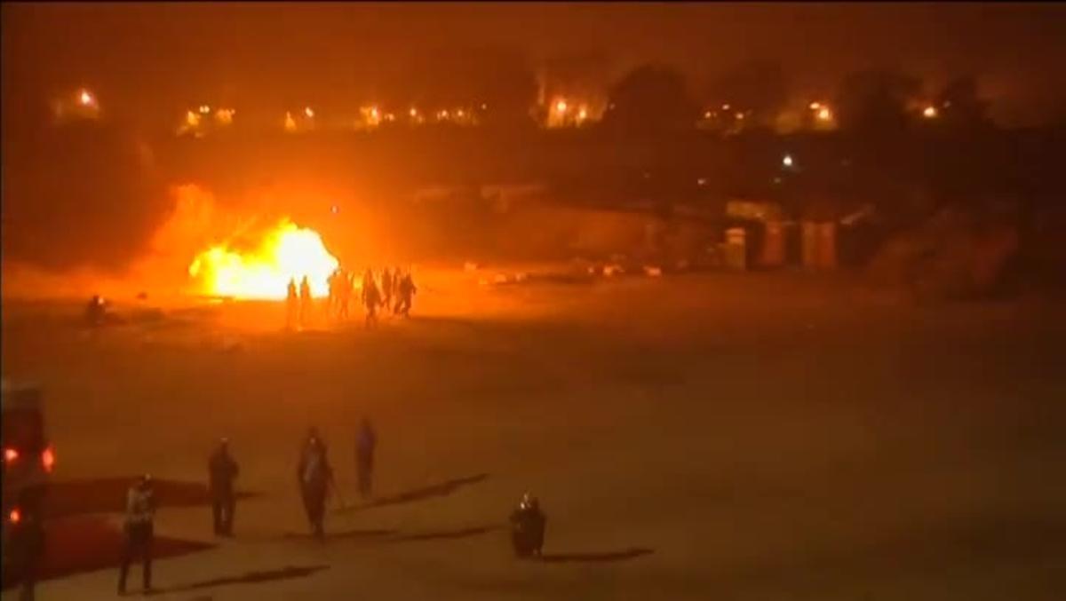 Tensió a Calais en les hores prèvies al desallotjament del campament.