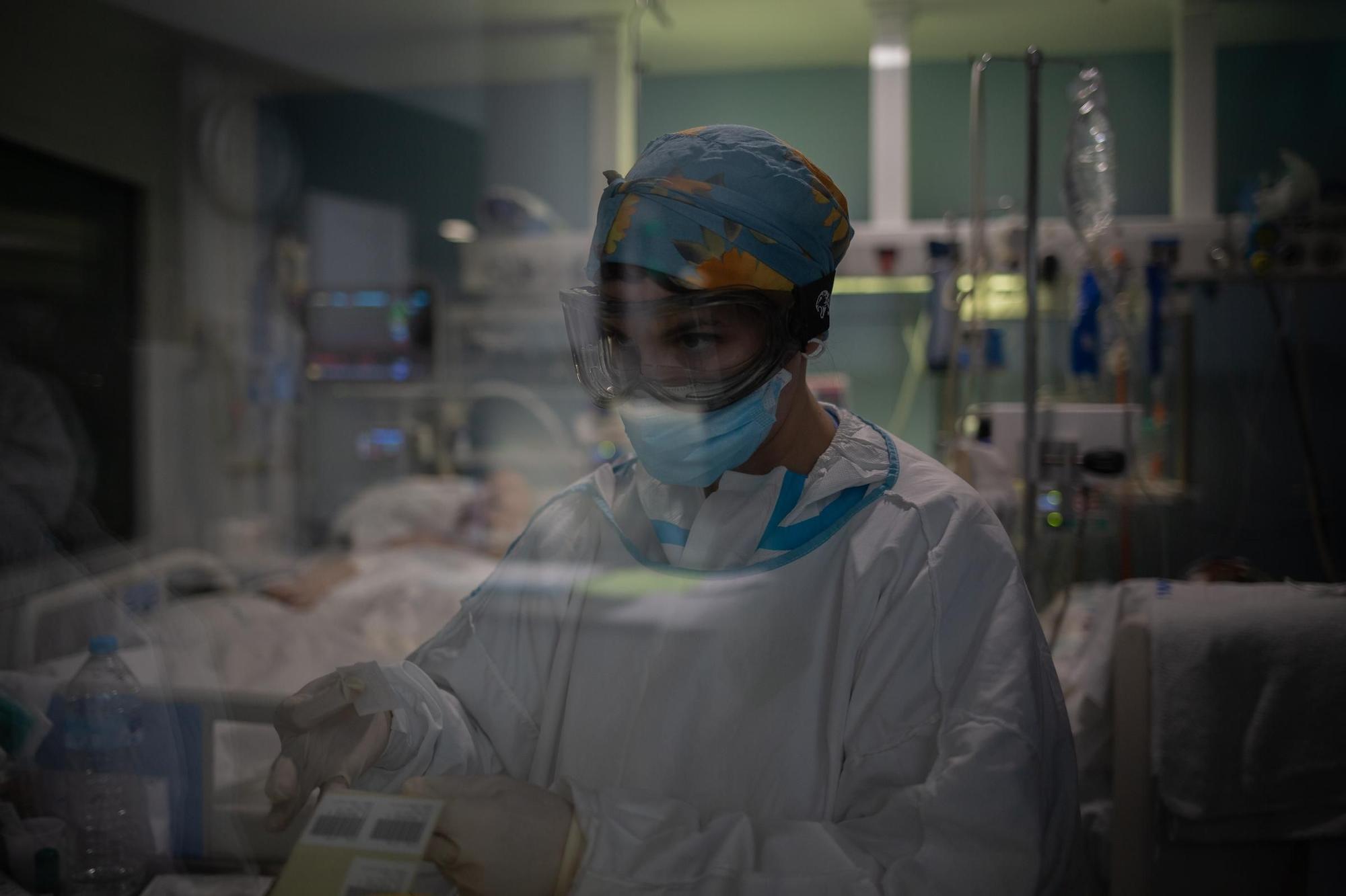 Un trabajador sanitario protegido en la Unidad de Cuidados Intensivos -UCI- del Hospital del Mar, en Barcelona.