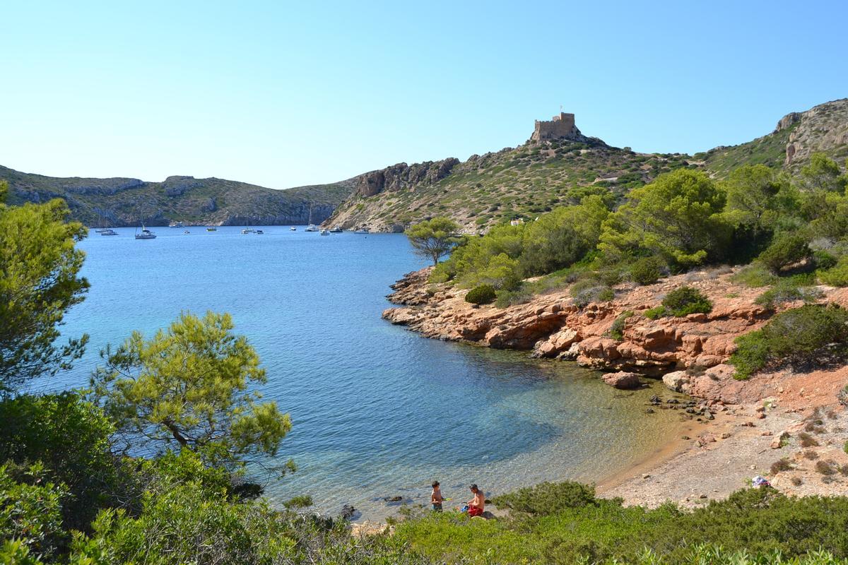 Puerto de Cabrera con el castillo al fondo de la imagen