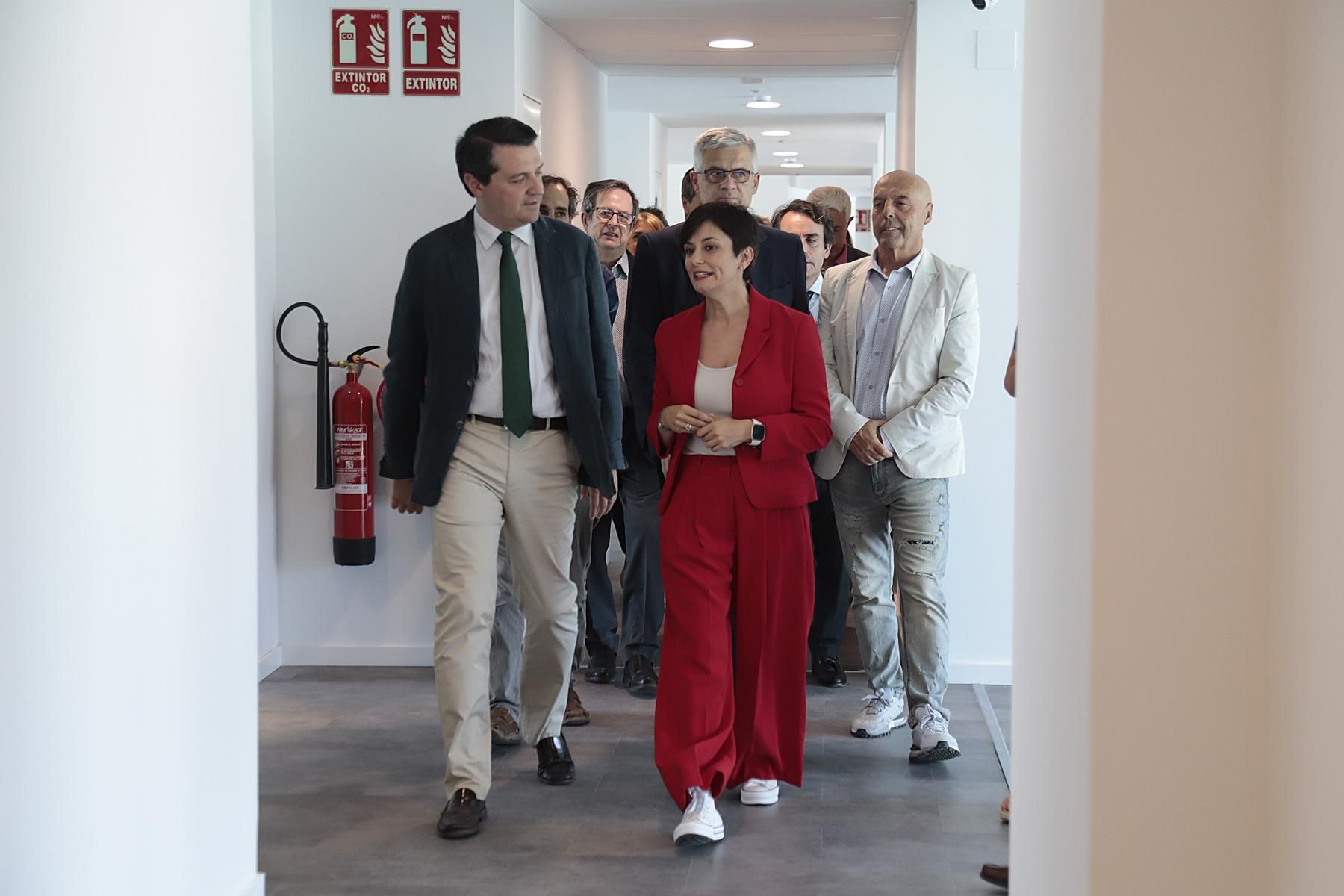 La ministra Isabel Rodríguez visita las viviendas de alquiler de mayores de Sama Naharro