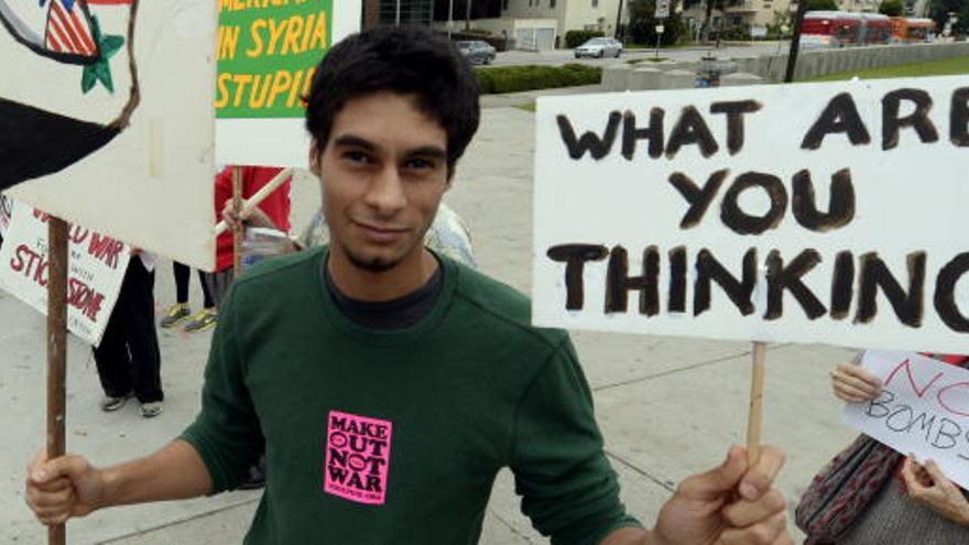 Un manifestante protesta en una marcha contra el ataque a Siria.