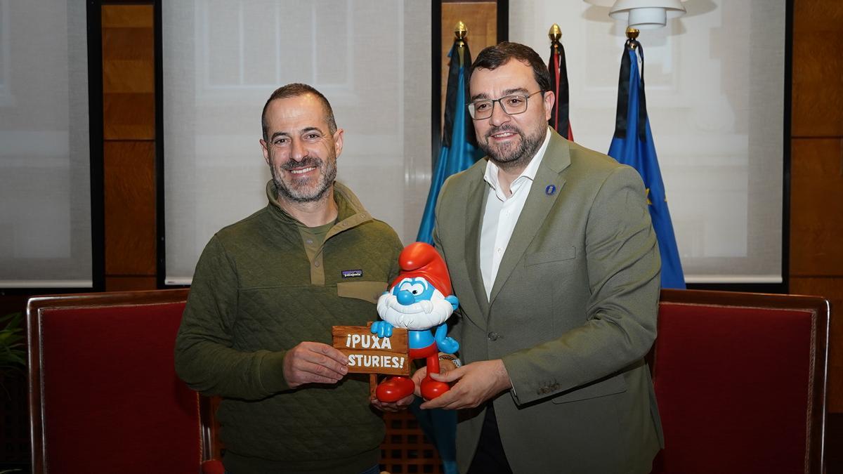 Ángel García y Adrián Barbón, con el "Papá Pitufo"