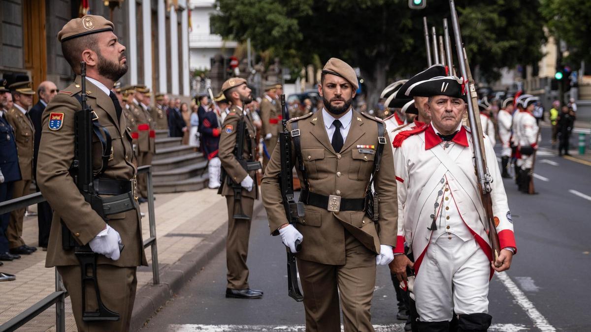 Solemne izado de la bandera por el 300 aniversario de la Capitanía General de Canarias