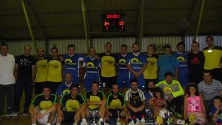 Los equipos finalistas, con los respectivos trofeos.