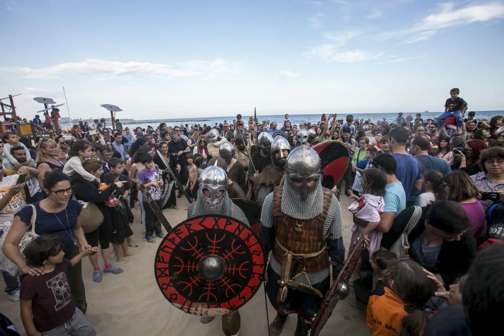 Los vikingos llegaron en barco al Postiguet y recorrieron el centro de la ciudad repartiendo entradas