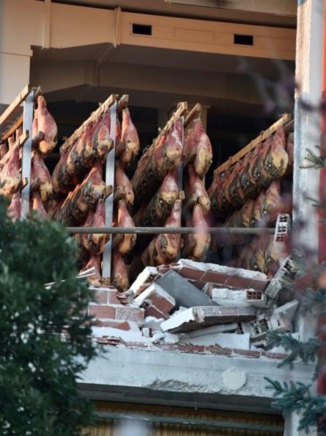 Jamones al descubierto en una empresa afectada por los terremotos en la localidad italiana de Norcia.