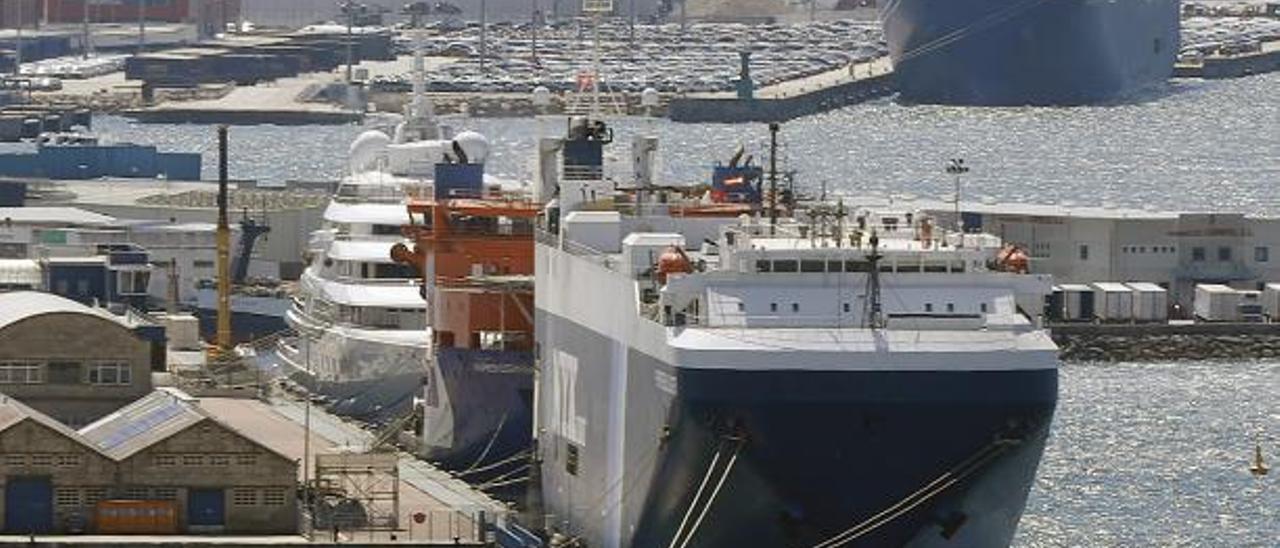 El “Prometheus Leader” amarrado en el muelle de trasatlánticos. |   // RICARDO GROBAS