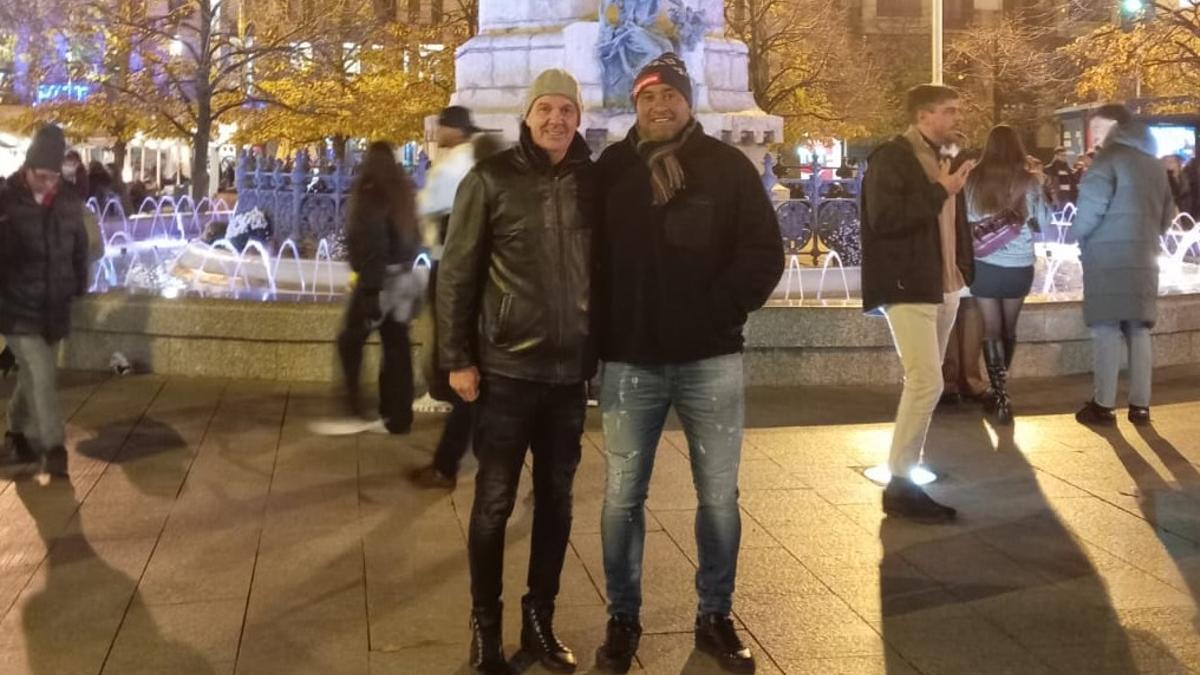 Da Silva y David Álvarez, su amigo zaragozano, posan en la plaza de España en el pasado sábado.