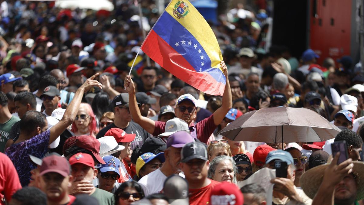 04 January 2026, Venezuela, Caracas: Supporters of Venezuelan leader Nicolas Maduro gather in the city center to protest after US President Donald Trump announced that the Venezuelan president had been captured and flown out of the country. Photo: Jeampie
