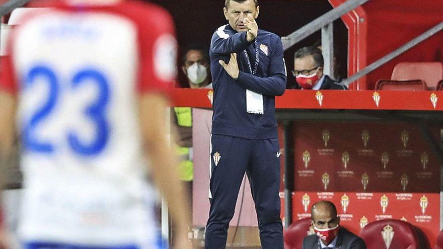 Djukic da indicaciones a sus jugadores durante el Sporting-Oviedo.