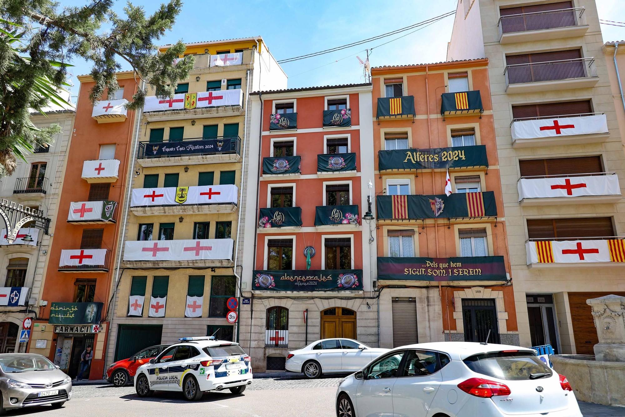 El centro de Alcoy se engalana para las Fiestas de Moros y Cristiano