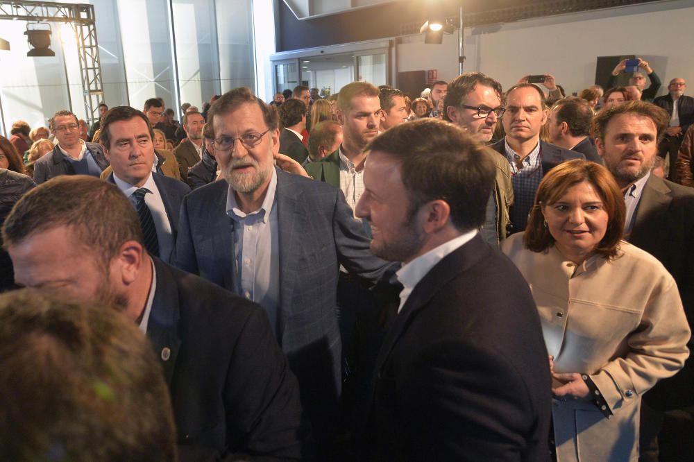 Rajoy pide al PSOE que "se moje" en la financiación.