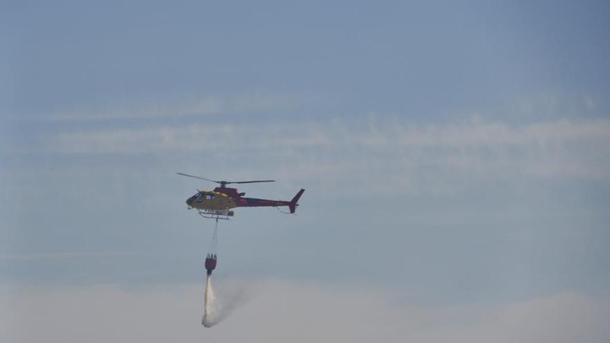 Un helicóptero apoya las labores contra el fuego