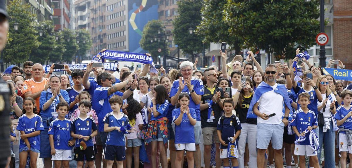 Varios niños, en primer término, esperando el paso de la comitiva azul. | MIKI LÓPEZ