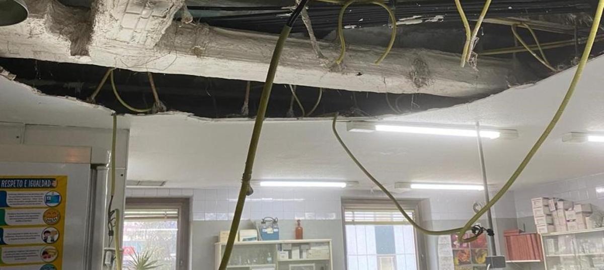 El techo desprendido en el hospital.