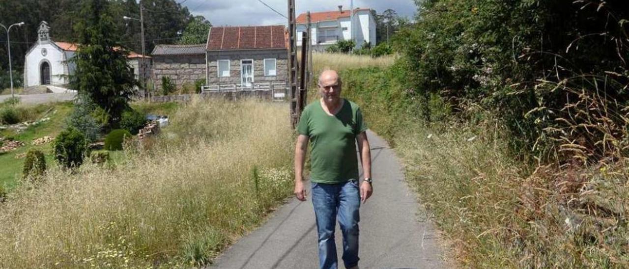 Ramiro Padín en un vial de Guillán en cuyos márgenes abunda la maleza. // Noé Parga