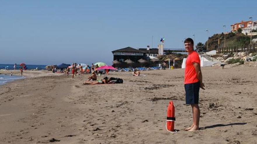 Un socorrista vigila en la playa del Faro de Calaburra, en Mijas.