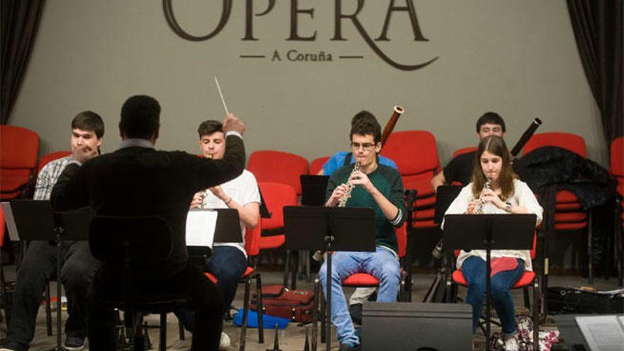 Los alumnos de la Orquesta Joven durante uno de los ensayos.