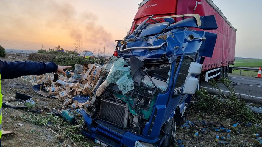 Un camión corta la autovía A-4 a la altura de Pedro Abad tras sufrir un accidente