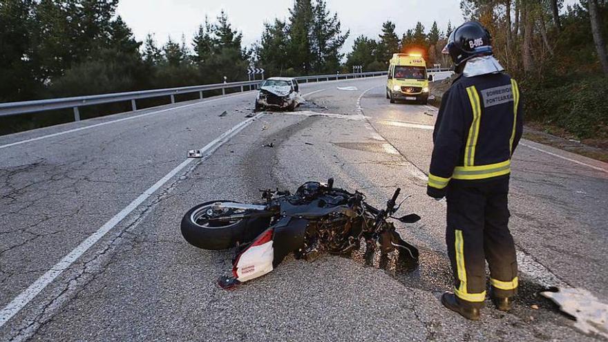 Un motorista de 69 años muere tras el choque frontal contra un coche en Covelo