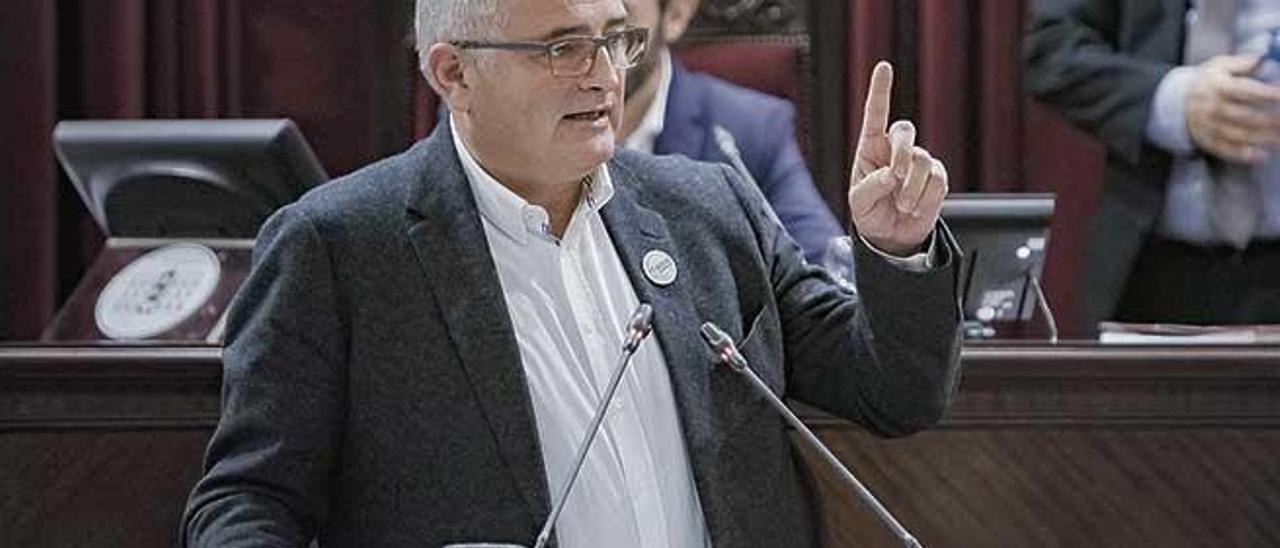 Jaume Font, durante una de sus intervenciones en el Parlament, defenderá la moción el martes.