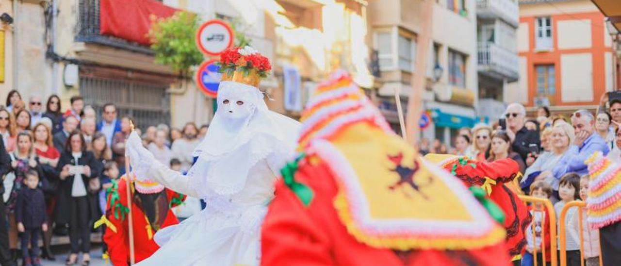 La Moma, en plena danza, durante la procesión del pasado lunes en Cullera. | LEVANTE-EMV