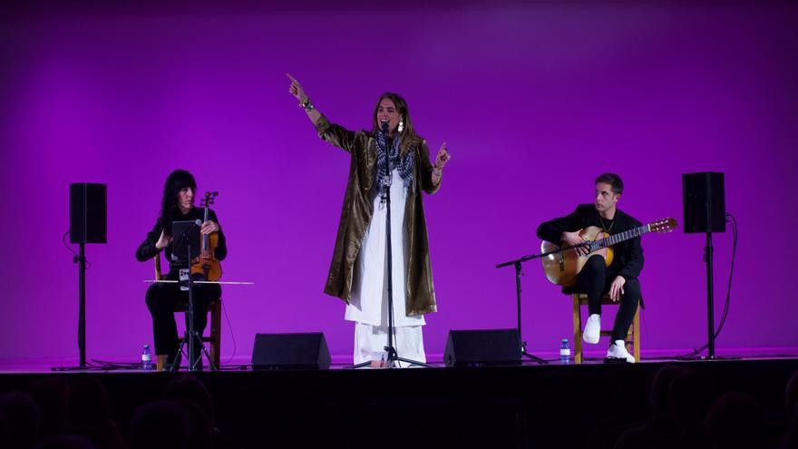 Contra la especulación y a favor de los migrantes: así es la viral interpretación de la cordobesa Lourdes Pastor sobre el último éxito de Bad Bunny