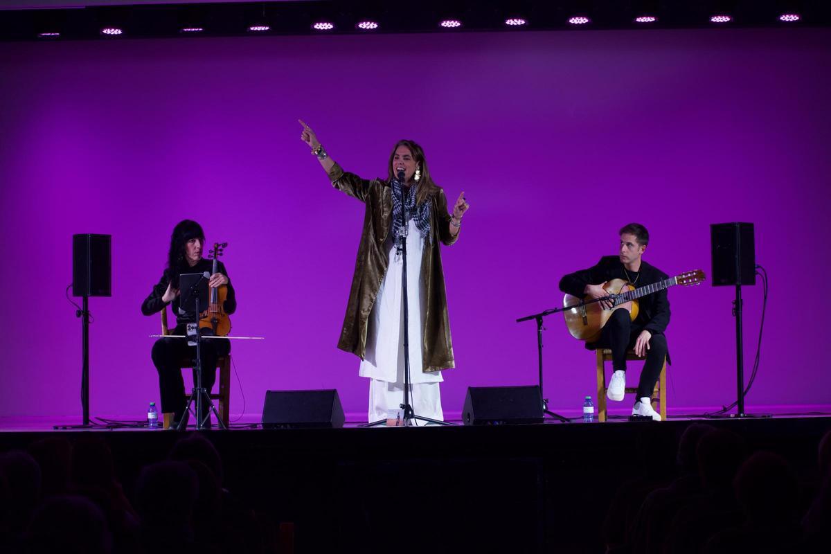 Lourdes Pastor durante una actuación.