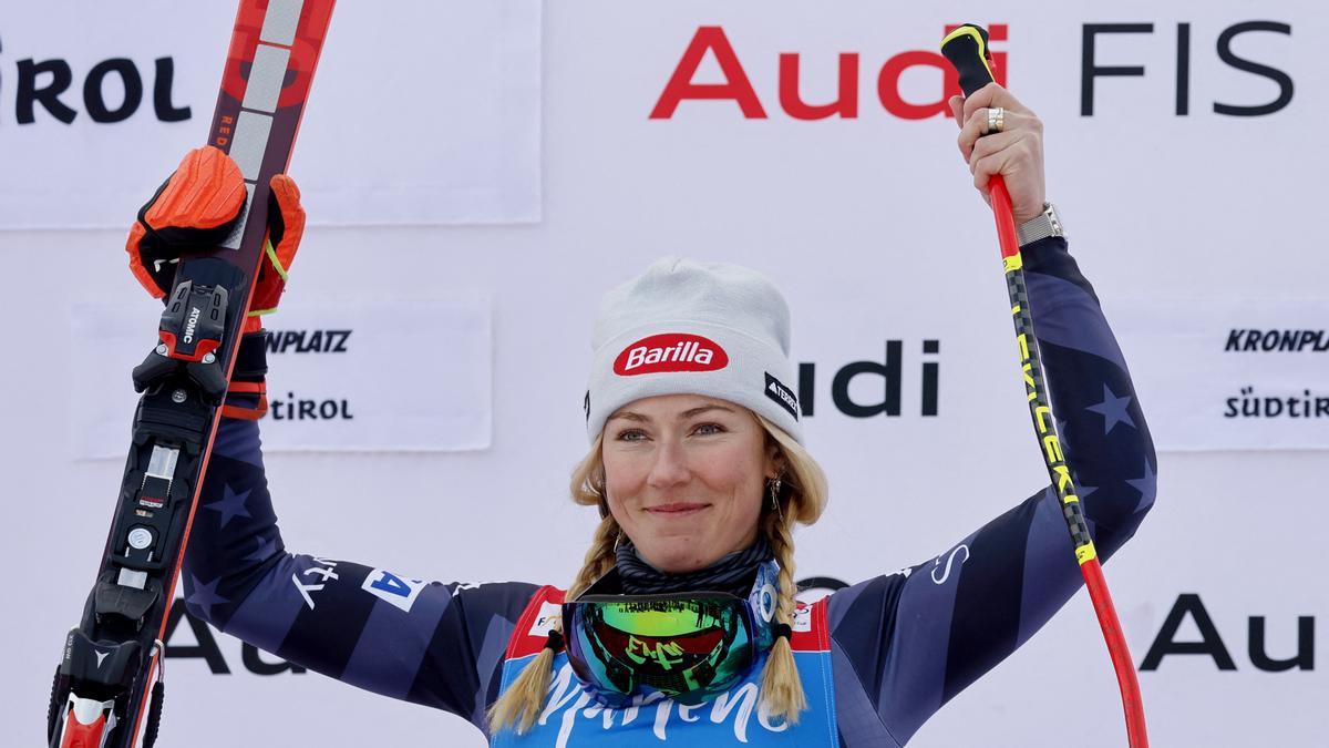 La estadounidense Mikaela Shiffrin celebra en el podio después de ganar el evento de eslalon gigante femenino de la Copa del Mundo de Esquí Alpino.