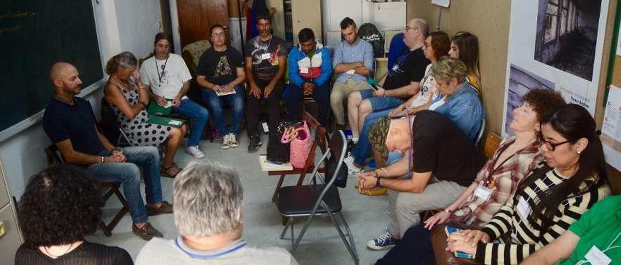 Los voluntarios participaron ayer en un ejercicio de respiración y meditación interior. // Rafa Vázquez