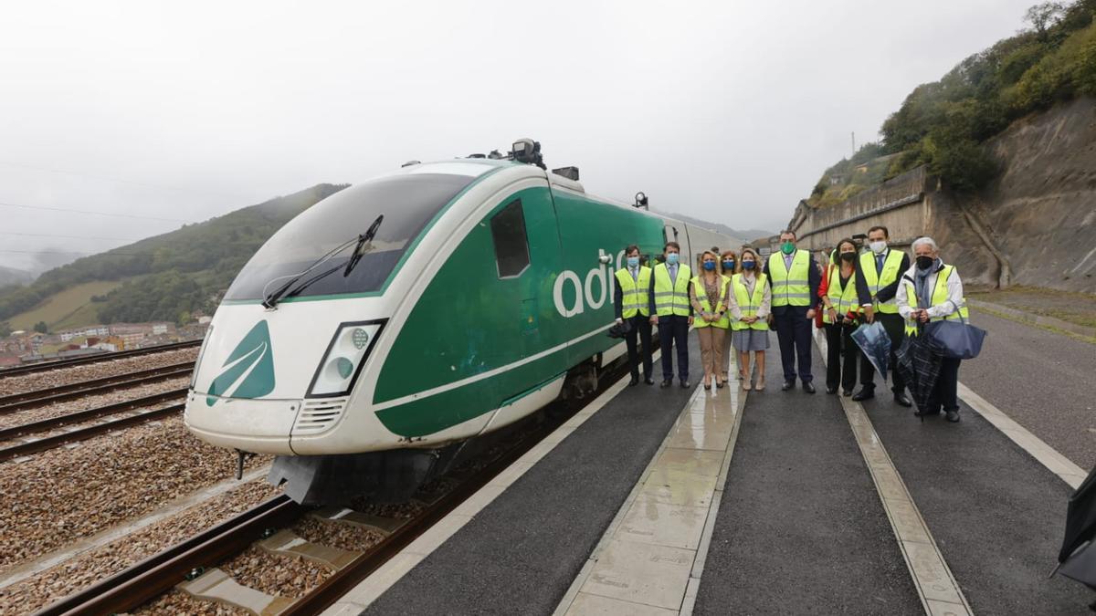 La ministra de Transportes y los presidentes de Asturias y Castilla-León posan junto al tren