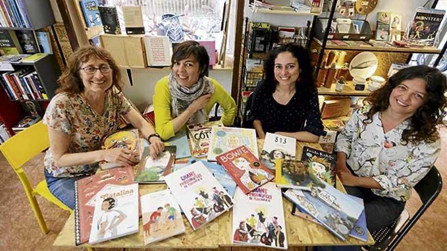 Aina Bonner, Flavia Gargiulo, Margalida Vinyes y Nívola Uyá, con un buen surtido de libros ilustrados expuestos en la librería Rata Corner.